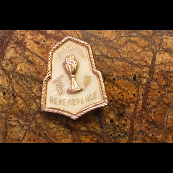 Vintage Catholic Communion Remembrance Pin - Picture 1 of 2